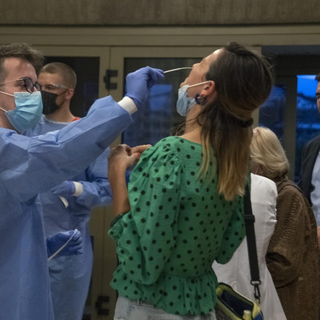 ilustrativna fotografija testiranja na covid-19