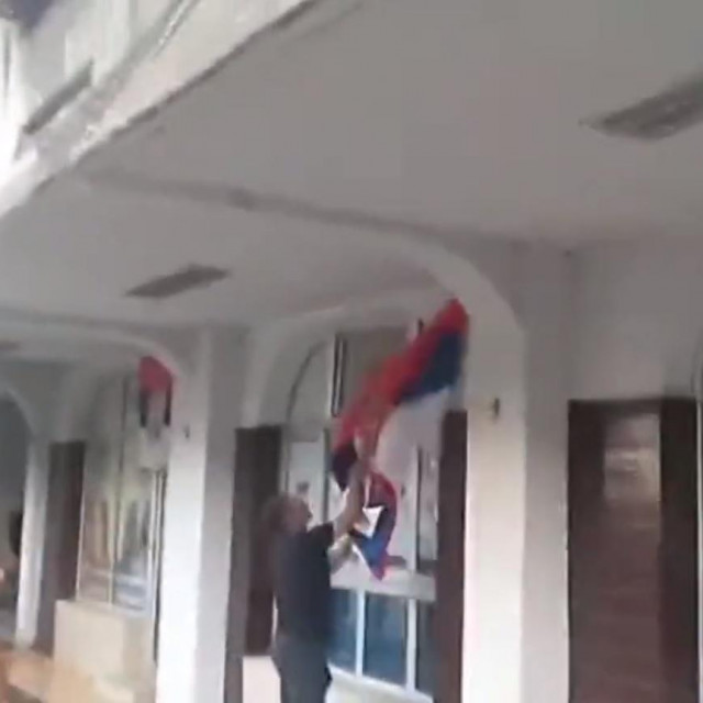 prosvjednici skidaju zastavu Srbije