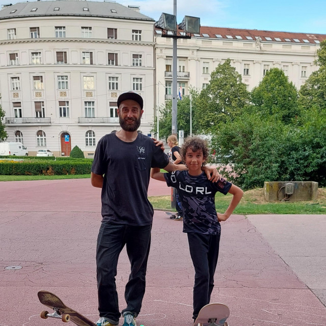 Bojan Međimorec, skejter i instruktor s polaznikom školice