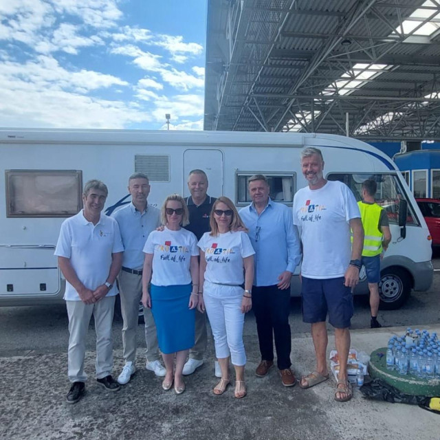 Kristjan Staničić, Denis Ivošević te predstavnici turističkih zajednica gradova Umaga i Buja dijelili su vodu na GP Plovanija