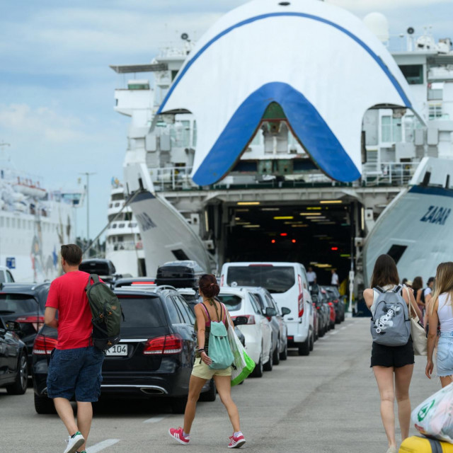 gužva u trajektnoj luci u Splitu