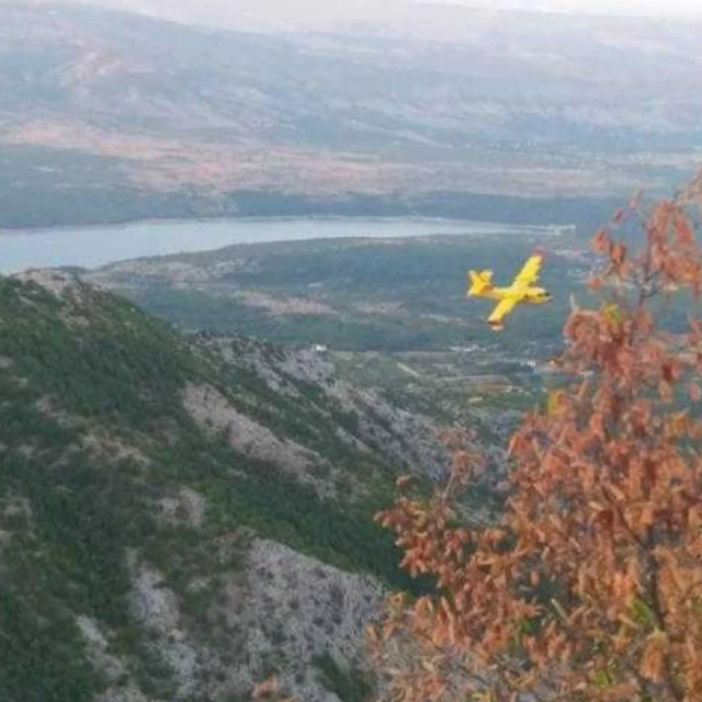 Kanaderi gase požar u Dalmatinskoj zagori