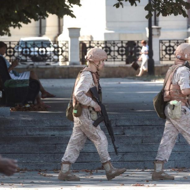 pripadnici ruske mornarice patroliraju ispred sjedišta ruske Crnomorske flote u Sevastopolju