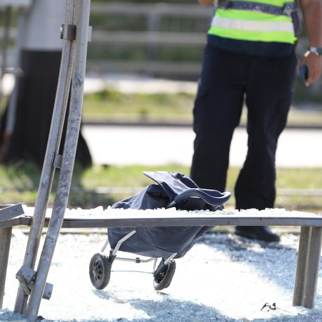 Problematičan je i dizajn ograda tramvajskih stanica koji podrazumijeva horizontalno postavljenu cijev, na visini nešto iznad glave vozača dok upravlja vozilom