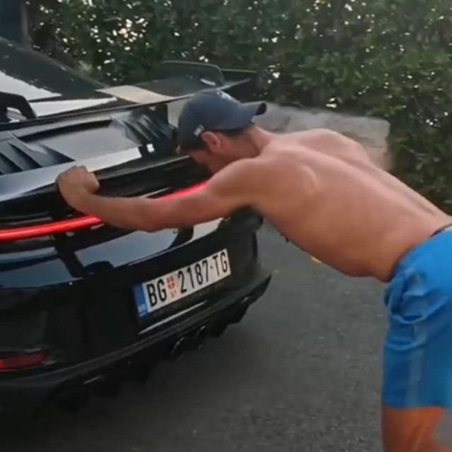 Đoković gura auto