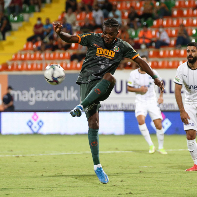 Awaziem je prošle sezone igrao u turskom Alanyasporu, također kao posuđeni igrač Boaviste