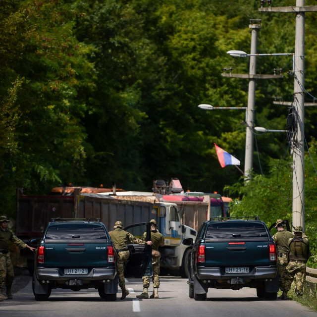 Nakon diplomatske intervencije Washingtona i poziva američkog veleposlanika u Prištini kosovska vlada je najavila da će odgoditi primjenu odluka do 1. rujna, uz uvjet da se uklone blokade