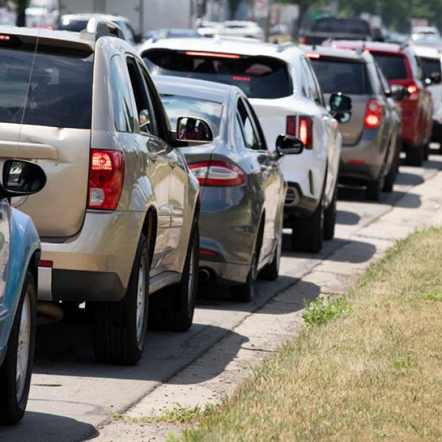 Ilustracija, vozila u koloni pred benzinskom crpkom