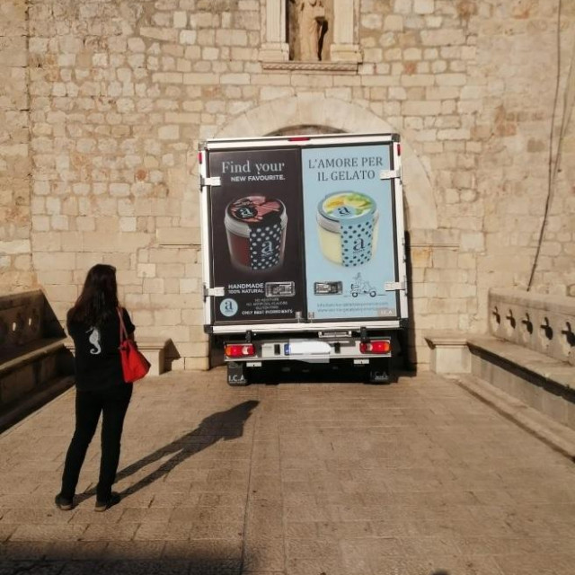 Dostavno vozilo zapelo na vratima od Ploča