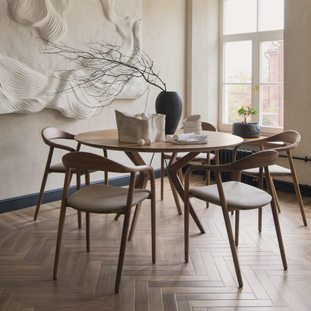 Stolci Neva savršeno se slažu s okruglim stolom Lakri