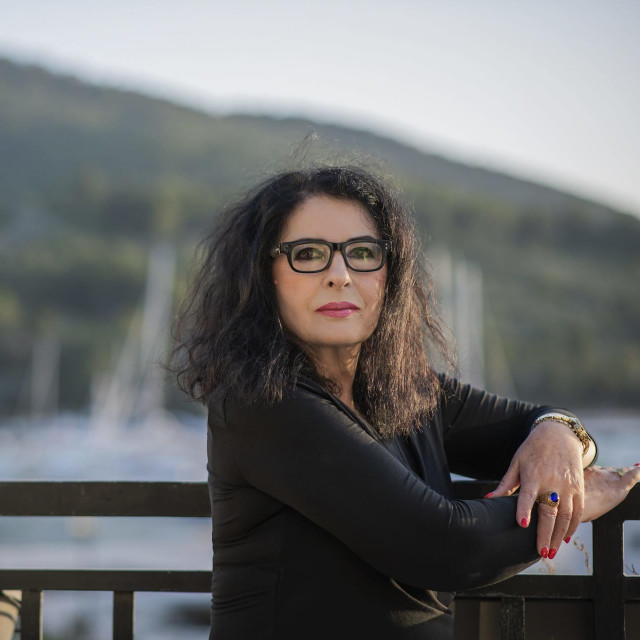 Vesna Dragojević ispred obiteljske kuće u Vela Luci