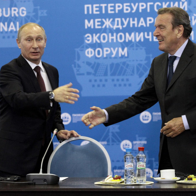 Vladimir Putin i Gerhard Schröder (fotografija iz 2012. godine)