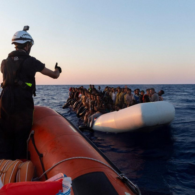 Čamac s migrantima usred Mediterana
