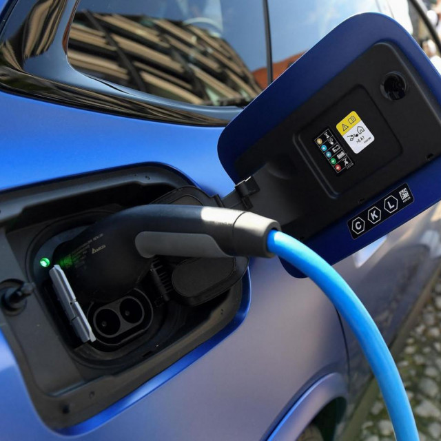 Električni automobil na punjaču