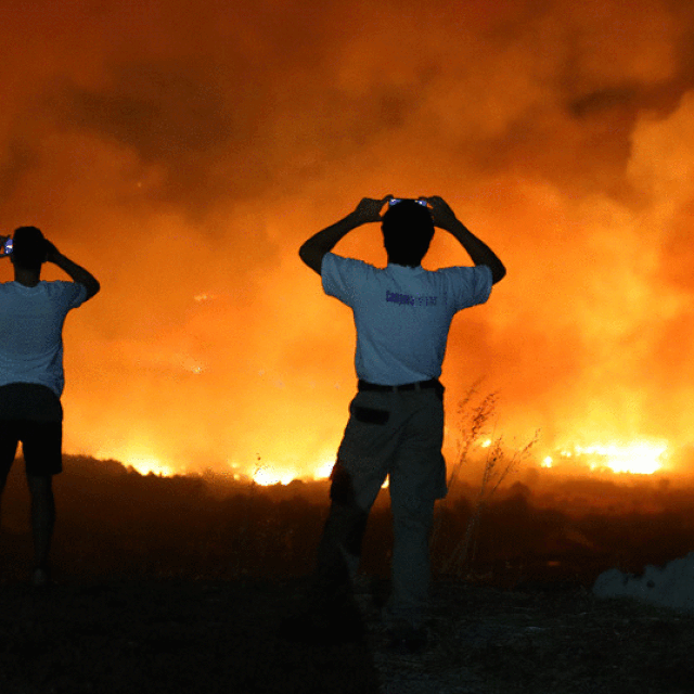Prizori s mjesta požara u zaleđu Šibenika i Vodica, vatra je zahvatila mjesta Zaton i Raslinu, gorjele su kuće I automobili, a tijekom noći se plamen okrenuo prema brdu (arhiva)