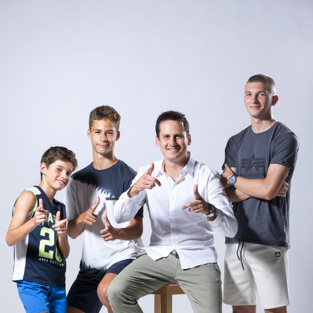 
Nikola Gaćeša i mlade nogometne nade Dino Artuković, Nikolja Maljković i Niko Jemin