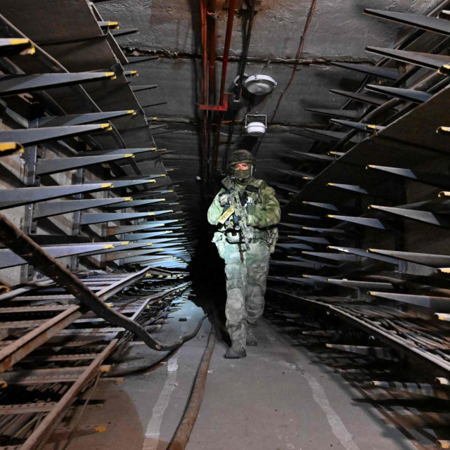Ruski vojnik u katakombama Azovstala u Mariupolju