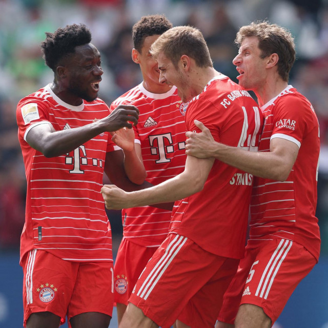 Josip Stanišić u slavlju sa suigračima