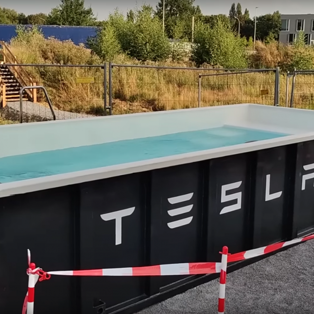 Teslin bazen na Supercharger postaji