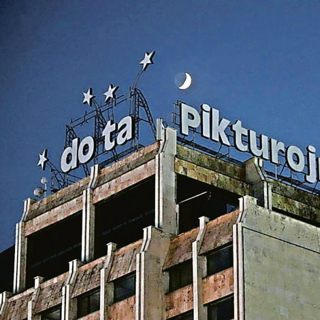 Na krovu hotela Petrit Halilaj postavio je 27 zvjezdica i svjetlosni displej s porukom na albanskom jeziku: ”Kad nestane sunca, mi obojimo nebo”