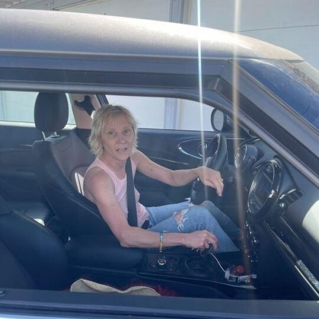  Anne Heche u automobilu neposredno prije nesreće