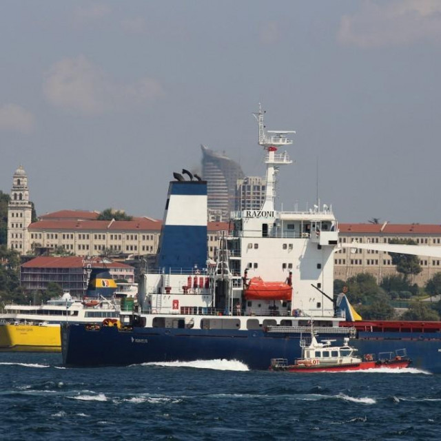 Brod Razoni napušta Istanbul
