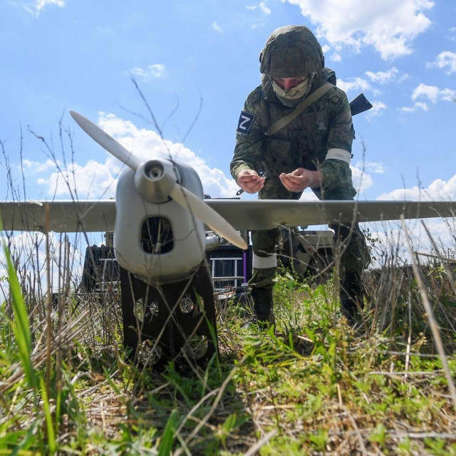 Ruski vojnik s dronom Orlan-10