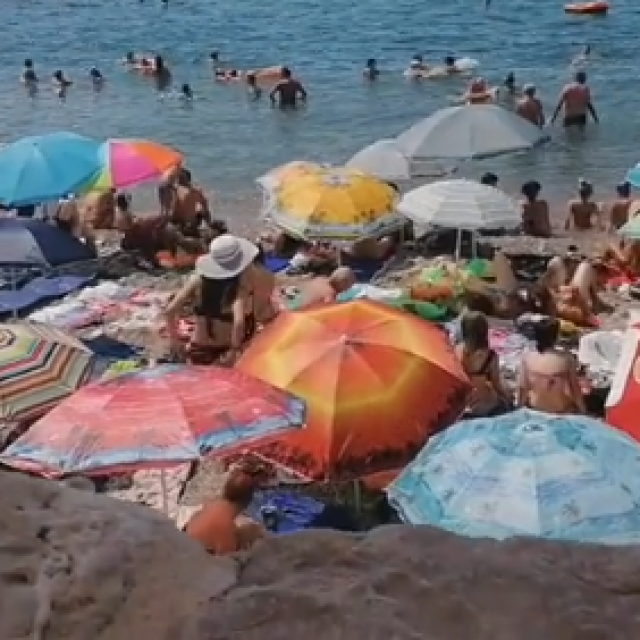 Nisu cherbourški kišobrani nego sutomorski suncobrani  