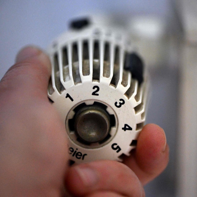 Daleko najviše energije se po zimi ipak troši za grijanje. Stručnjaci procjenjuju da bi se 15% uštede plina moglo postići smanjivanjem temperature grijanja za 2,5 stupnja Celzijusa, ali ni to nije tako jednostavno