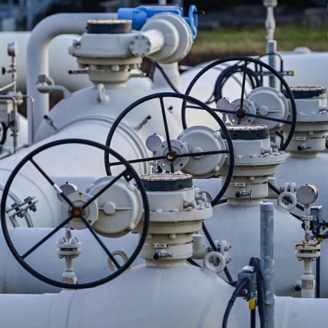 Mi u Hrvatskoj, u kojoj usred rekordne turističke sezone već prijeti novi val pandemije covida, teško da ćemo pronaći verziju umirujućeg scenarija za postsankcijsko proljeće