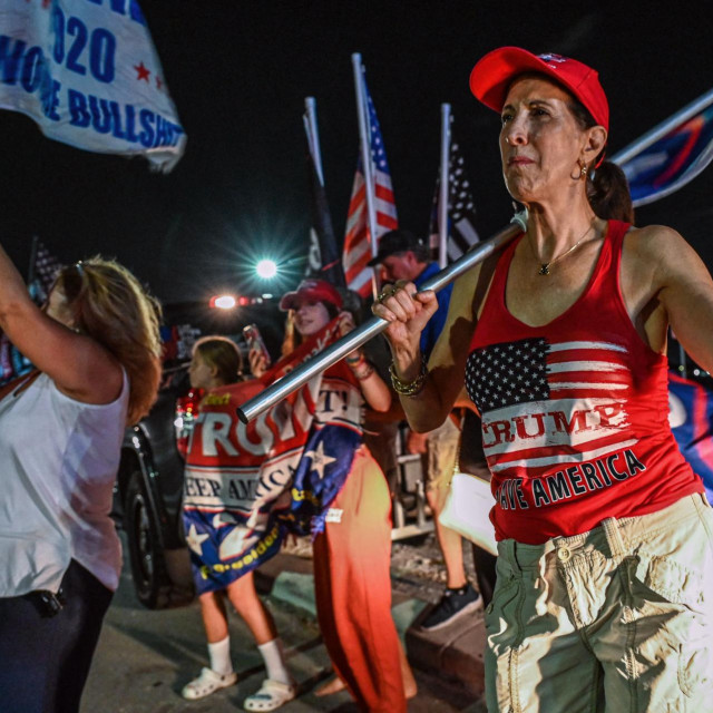 Trumpovi pristaše ispred rezidencije Mar-A-Lago