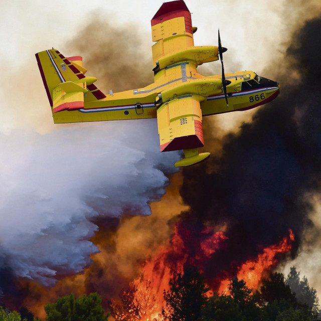 Vodice, 130722..Kanaderi gase pozar u zaledju Vodica..FotoNiksa Stipanicev/CROPIX
