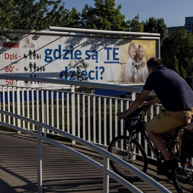 Plakat u Poljskoj s natpisom: ‘Gdje su ova djeca?‘