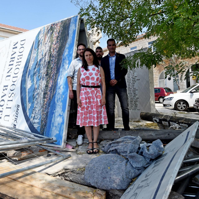 Katarina Peović kraj antifašističkog spomenika u općini Seget