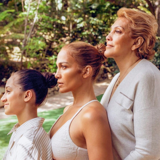 Jennifer Lopez s mamom Guadalupe i kćeri Emme JLo-Beauty.