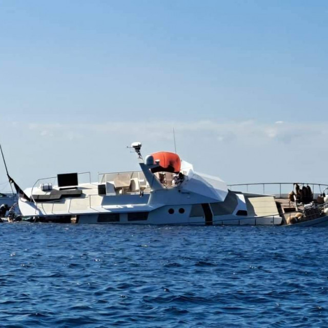 Kod otoka Unije potonula je motorna jahta