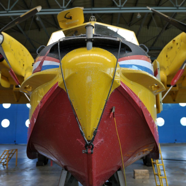 Servisiranje kanadera u zrakoplovno-tehničkom centru u Velikoj Gorici