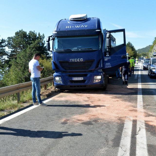 Prometna nesreća dogodila se oko 5 sati na cesti za tunel Učka iz smjera Matulji u kojoj su sudjelovala dva kombija i kamion.