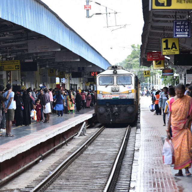 Chaturvedi, koji živi u Uttar Pradeshu, putovao je iz Mathure za Moradabad kada mu je kontrolor karata dvije karte umjesto 70 zaračunao 90 rupija