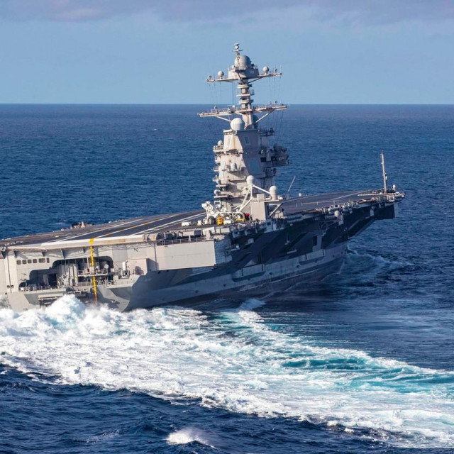 USS Gerald R. Ford tijekom izvođenja manevara pri velikim brzinama, prizor s vježbi iz 2019. godine