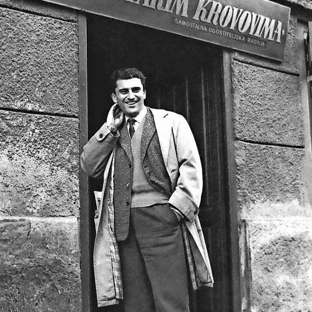 Fučijaš u mlađim danima  kod gostionice koja je obilježila film ‘Tko pjeva zlo ne misli’