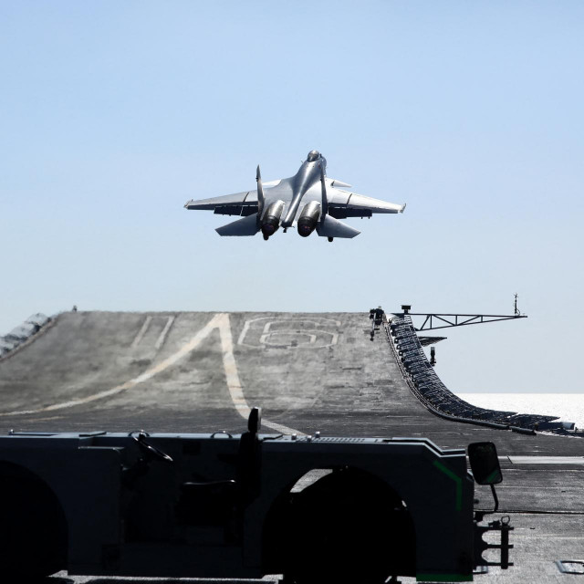 Avion polijeće s kineskog nosača zrakoplova Liaoning