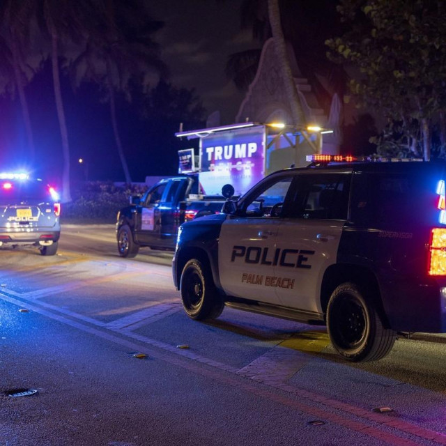 Policija ispred kuće bivšeg američkog predsjednika Donalda Trumpa