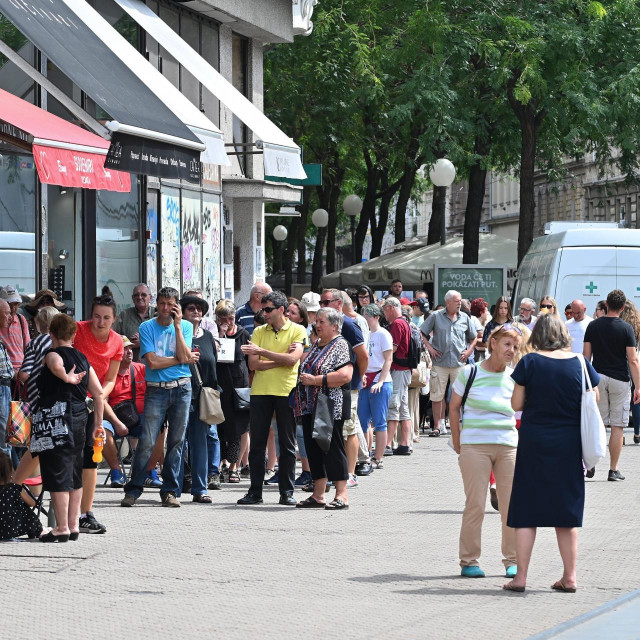 Gužva ispred Zagrebačke banka na Trgu bana Jelačića
 