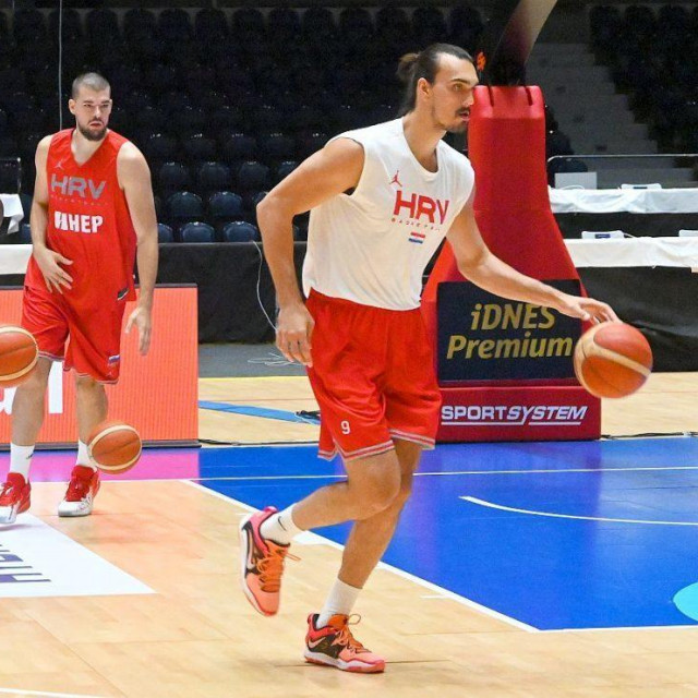 Jaleen Smith, Ivica Zubac i Dario Šarić na treningu u Pardubicama