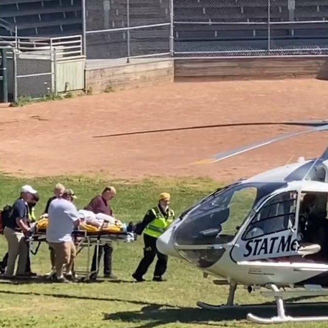 Nakon napada Rushdie je helikopterom prebačen u bolnicu