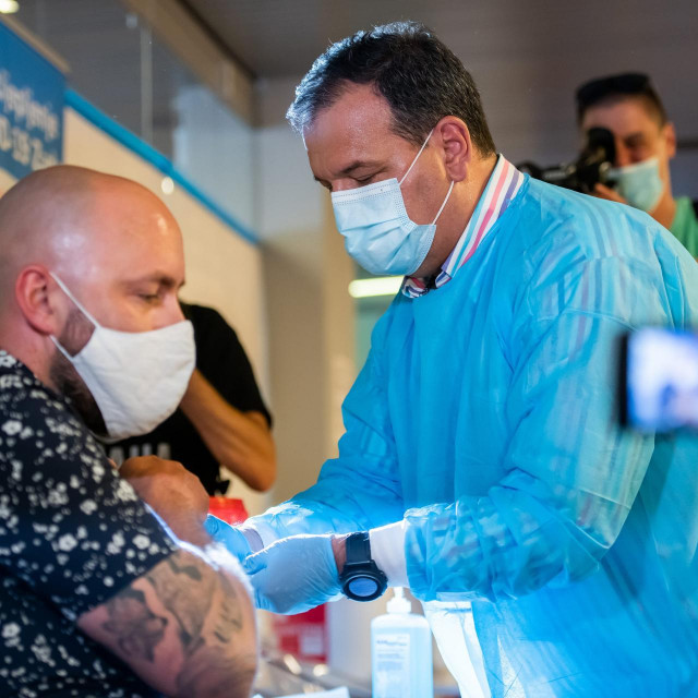 Ministar Vili Beroš promovira akciju cijepljnja. arhivska snimka 