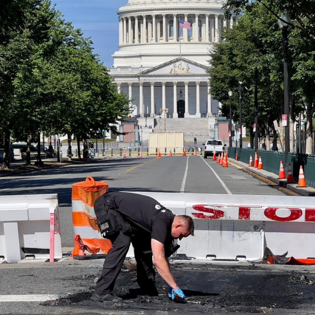 Policajac na mjestu incidenta kod barikada ispred Kapitola