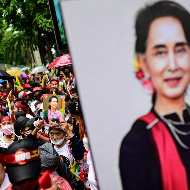 Prosvjednici ispred veleposlanstva u Bangkoku