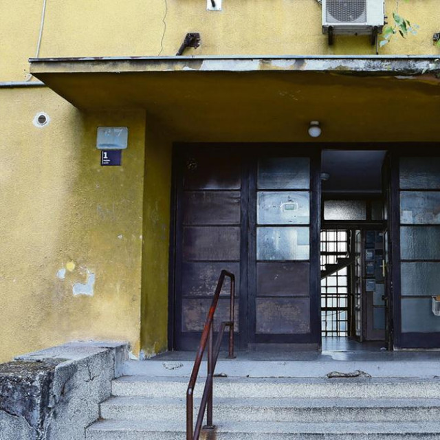 Ilustrativna fotografija (lijevo); Zgrada u zagrebačkoj Poljičkoj ulici u kojoj se nalazi prostor veličine 10 četvornih metara, a u kojem je Mario B. prijavio 353 tvrtki. Na Fininoj listi osnivača tvrtki zauzeo je drugo  mjesto (osnovao ih je 154, ostale je preuzeo), a na prvom je direktor Cammeo grupe